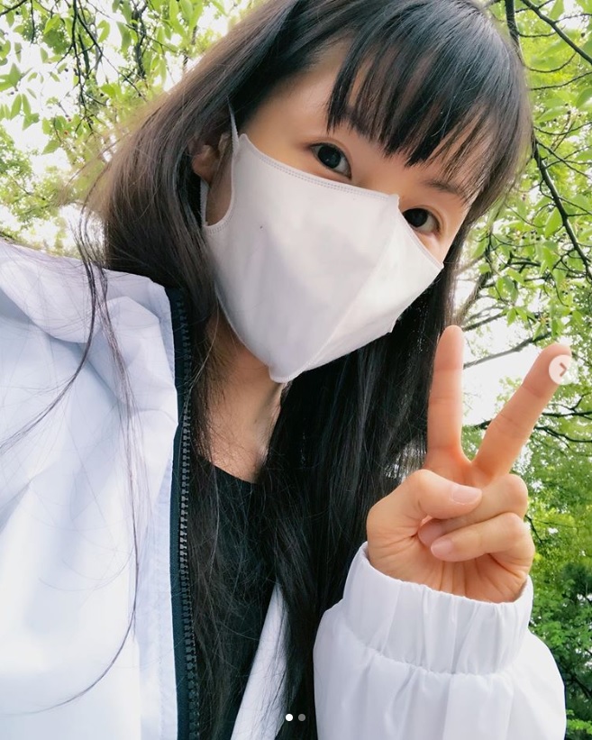 マスクをつけた小西真奈美（画像は『小西真奈美　2019年5月28日付Instagram「＃家族のはなしpart1 いよいよカウントダウンに突入です。」』のスクリーンショット）