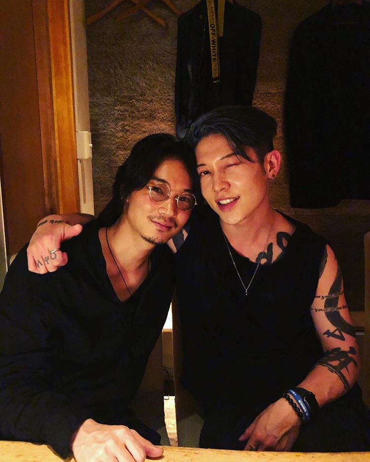 綾野剛とMIYAVI（画像は『綾野剛 Go Ayano　2019年5月20日付Instagram「MIYAVI respect.」』のスクリーンショット）