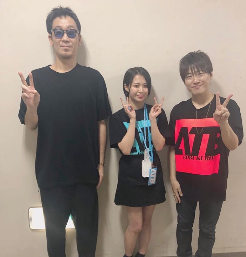 黒田俊介、高木紗友希、小渕健太郎（画像は『Juice＝Juice　2019年4月29日付Instagram「高木紗友希です♩ 先日、仙台サンプラザにて行われた大好きなコブクロさんのライブを観に行かせていただきました。」』のスクリーンショット）