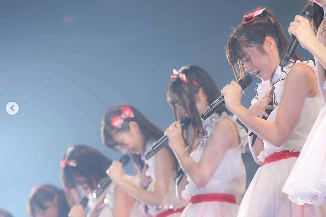 NGT48日本武道館イベントで歌う研究生（画像は『official_NGT48　2018年9月16日付Instagram「昨日、日本武道館のステージで初披露された、研究生楽曲「今日は負けでもいい」。」』のスクリーンショット）