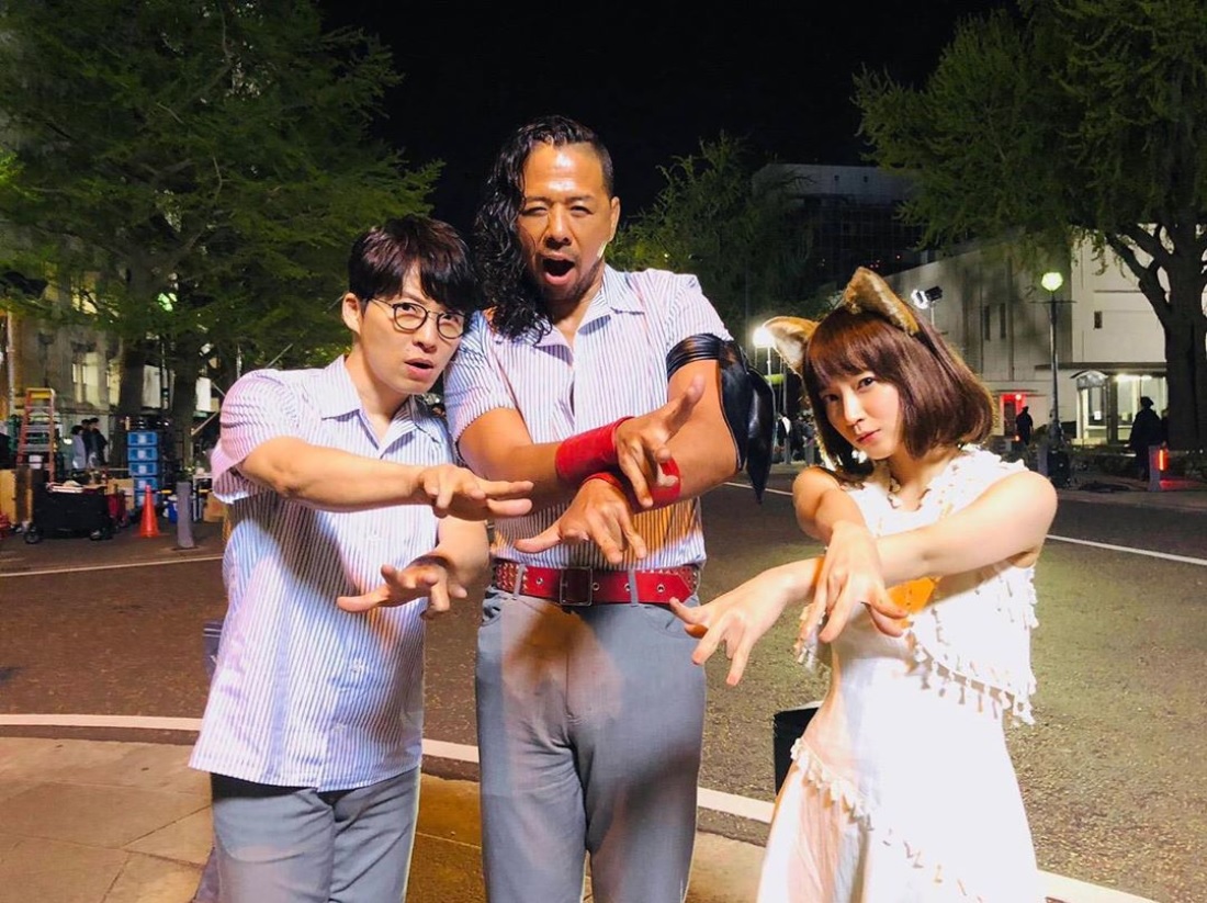 星野源、中邑真輔、吉岡里帆（画像は『吉岡里帆　2019年5月22日付Instagram「皆さまお気付きかと思いますが、、、、どん兵衛CM新メンバーは日本人スーパースター☆中邑真輔さんです!!」』のスクリーンショット）