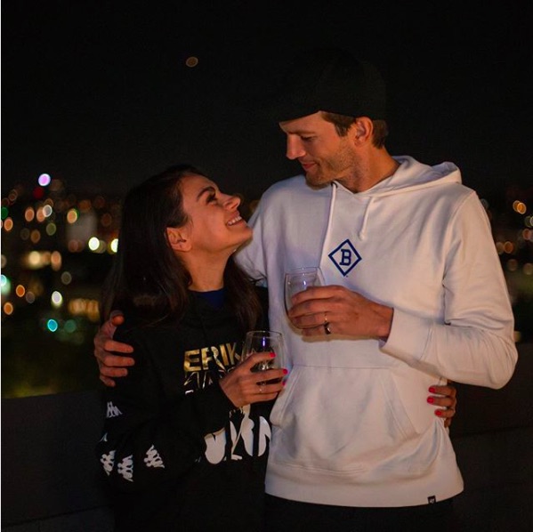 今も仲睦まじいミラ＆アシュトン（画像は『Ashton Kutcher　2019年4月12日付Instagram「My love and I gave @datenightvip a trial run.」』のスクリーンショット）