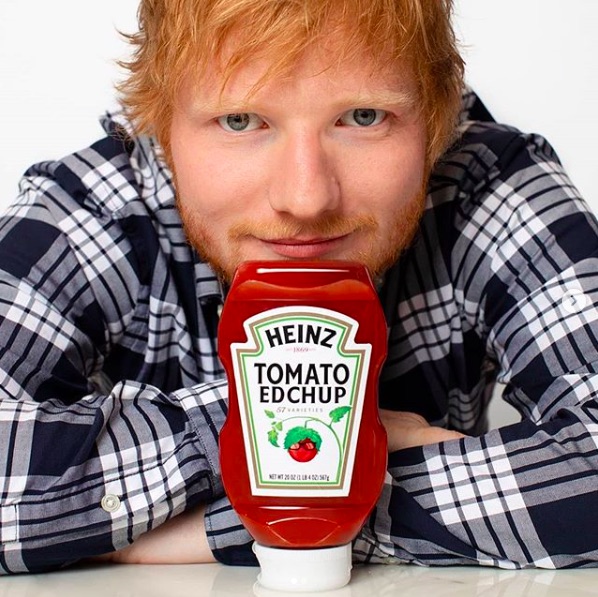 ケチャップ大好きのエド・シーラン（画像は『Heinz Ketchup　2019年6月5日付Instagram「＃EdChup It’s here.」』のスクリーンショット）