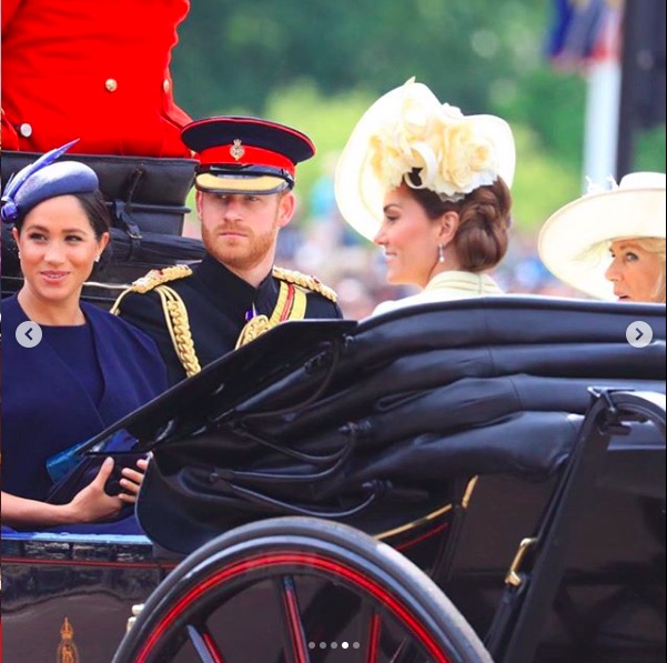 賛否両論が集まったメーガン妃のネイビーブルーのファッション（画像は『The Duke and Duchess of Sussex 2019年6月8日付Instagram「Today The Duke and Duchess of Sussex joined The Queen and members of The Royal Family at the annual Trooping the Colour, to celebrate Her Majesty’s official birthday.」』のスクリーンショット）