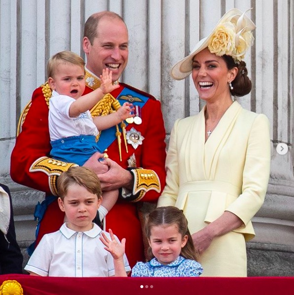 完璧な“ロイヤルウェーブ”を披露するルイ王子（画像は『Kensington Palace　2019年6月8日付Instagram「The Duke and Duchess of Cambridge, Prince George, Princess Charlotte and Prince Louis join The Queen and Members of @TheRoyalFamily to watch the ＠RoyalAirForceUK ＠RAFRedArrows fly past over Buckingham Palace, following Trooping the Colour, The Queen’s Birthday Parade.」（PA）』のスクリーンショット）