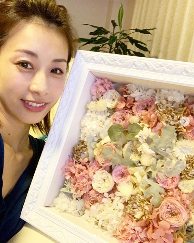 「どこに飾ろうか迷い中です」と加藤綾子（画像は『加藤綾子　2019年6月3日付Instagram「額縁に入ったプリザーブドフラワー」』のスクリーンショット）