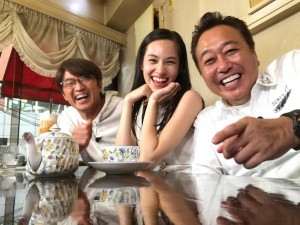 【エンタがビタミン♪】水原希子『モヤさま』ロケで弾ける笑顔　さまぁ～ずとの3ショット公開