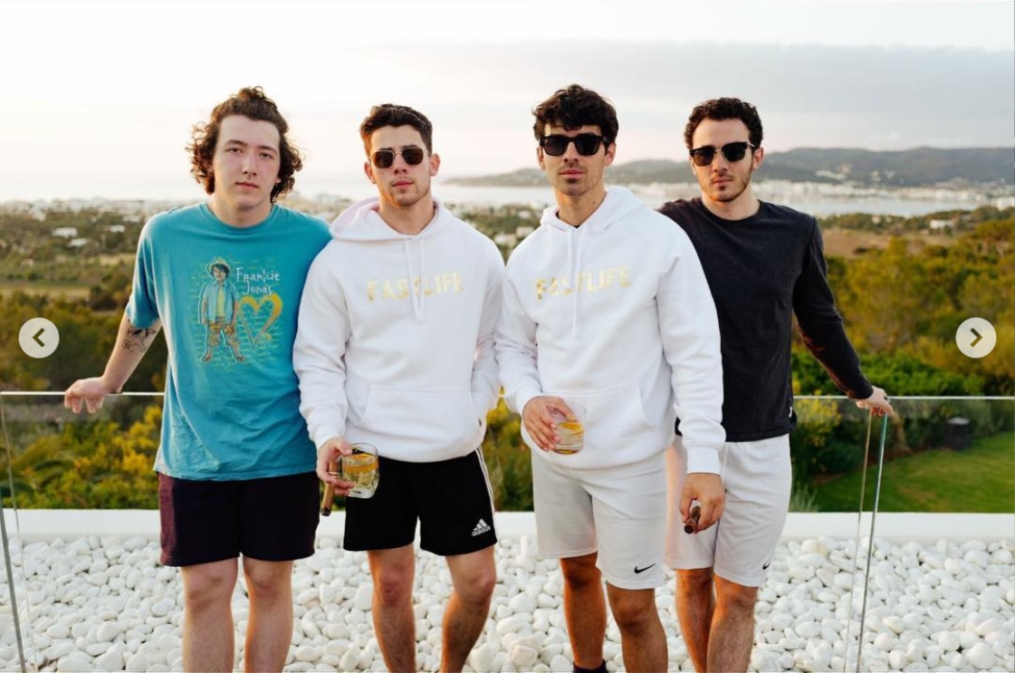 4兄弟がイビサ島に集結！　左からフランキー、ニック、ジョー、ケヴィン（画像は『J O E J O N A S　2019年5月31日付Instagram「THE BOY. THE BOYS. THE BOYS. Incredible weekend full of celebration In Ibiza.」』のスクリーンショット）