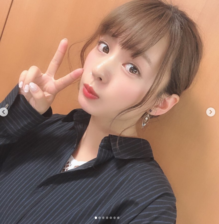 山田菜々：元NMB48、よしもとshowtitle所属（画像は『山田菜々　2019年6月11日付Instagram「ステキな服を着るとテンションも自然と上がるものです」』のスクリーンショット）