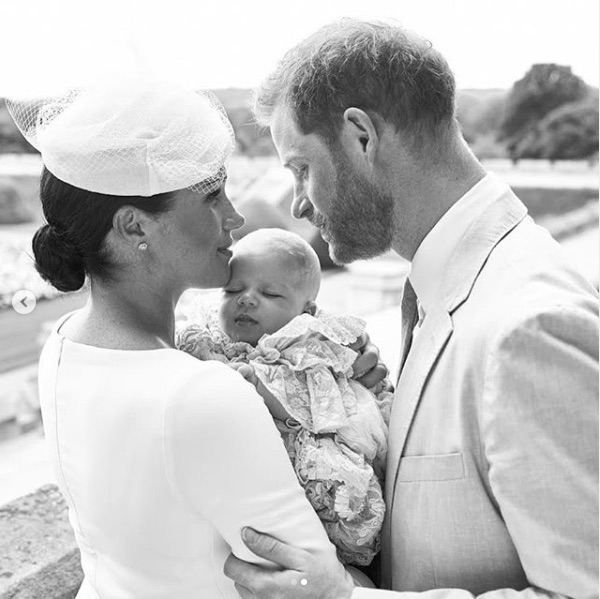 昨年7月アーチーくんの洗礼式にて（画像は『The Duke and Duchess of Sussex　2019年7月6日付Instagram「This morning, The Duke and Duchess of Sussex’s son, Archie Harrison Mountbatten-Windsor was christened in the Private Chapel at Windsor Castle at an intimate service officiated by the Archbishop of Canterbury, Justin Welby.」』のスクリーンショット）