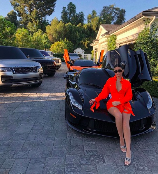 カイリーの愛車はフェラーリだけでなく…（画像は『Kylie　2019年7月5日付Instagram「freaky friday」』のスクリーンショット）