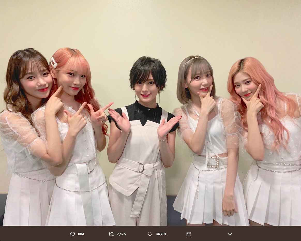 山本彩とIZ*ONE（右から2人目が宮脇咲良）（画像は『山本彩　2019年7月16日付Twitter「「＃うたコン」ご覧下さった皆様 会場にお越し下さった皆様 ありがとうございました」』のスクリーンショット）