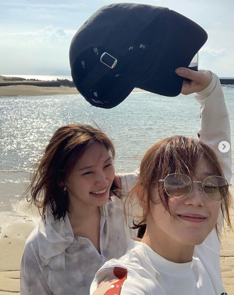 プライベートで屋久島を訪れた本田翼と大政絢（画像は『honda tsubasa　2019年7月27日付Instagram「カップル感強めの一枚」』のスクリーンショット）
