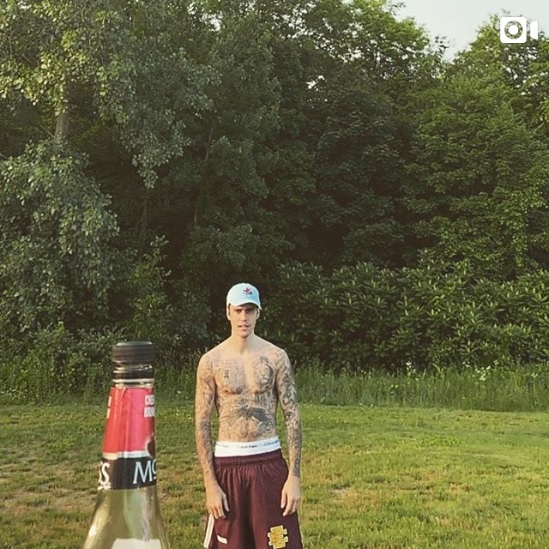 ジャスティンも挑戦した“ボトルキャップ・チャレンジ”（画像は『Justin Bieber　2019年7月7日付Instagram「I nominate Tom cruise and Hailey Bieber」』のスクリーンショット）