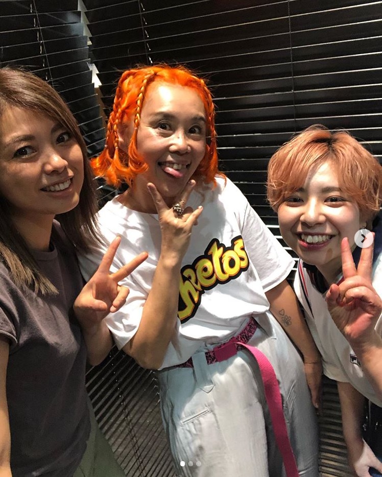 ヘアサロンのスタッフと野沢直子（画像は『naoko nozawa　2019年7月1日付Instagram「無事、日本に到着でーす」』のスクリーンショット）