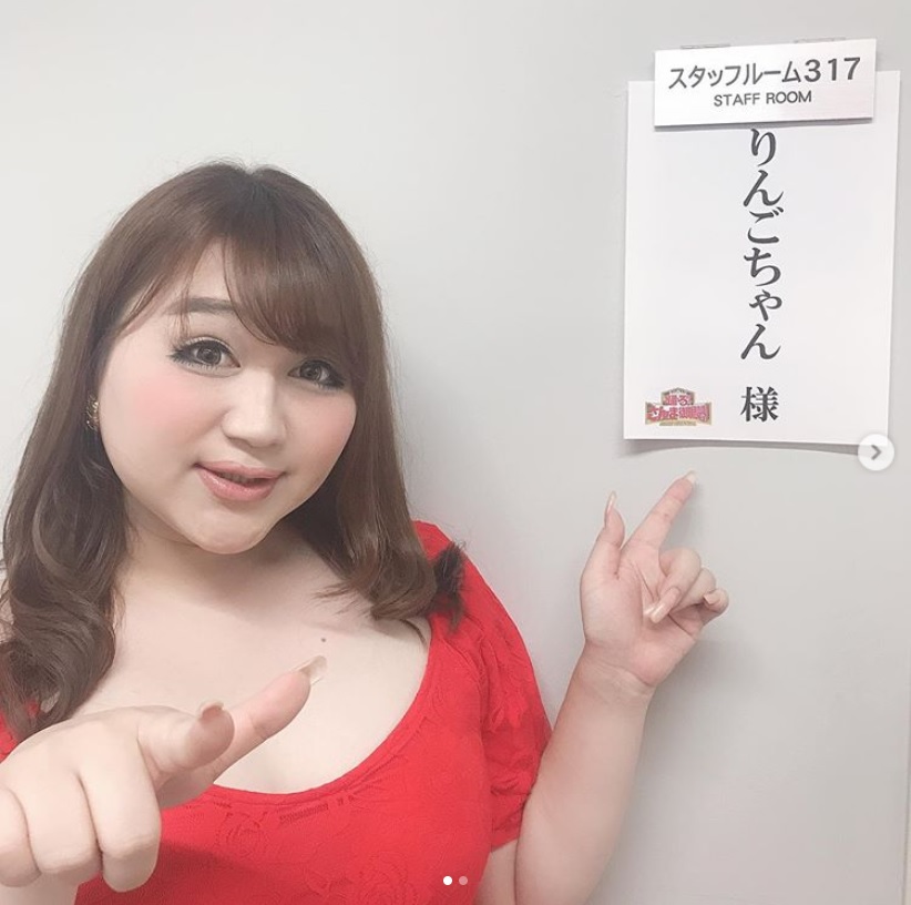 『さんま御殿』楽屋前でのりんごちゃん（画像は『りんごちゃん　2019年7月10日付Instagram「次回の「＃踊るさんま御殿」＃話題の芸能人SPに出演します」』のスクリーンショット）