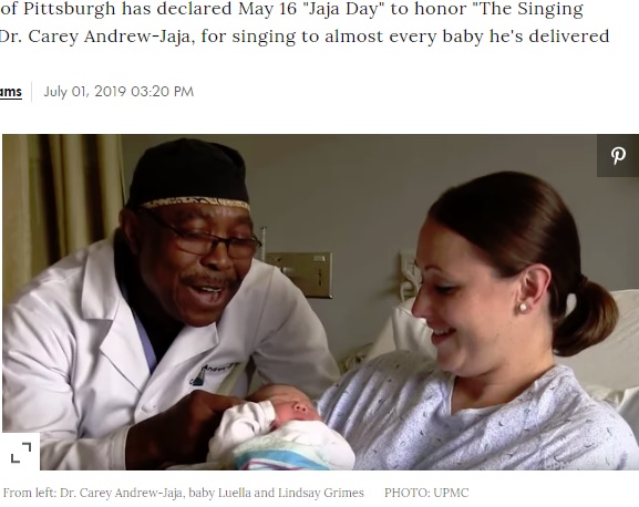 生まれたばかりの赤ちゃんに歌いかける医師（画像は『PEOPLE.com　2019年7月1日付「Beloved ‘Singing Doctor’ Who Sang to 8,000 Newborns Receives Sweet Honor for ‘Beautiful Voice’」（PHOTO:UPMC）』のスクリーンショット）