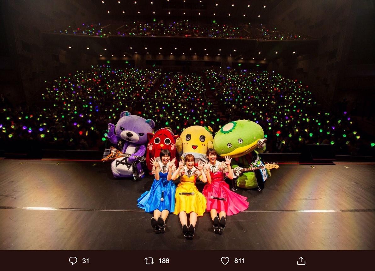 ペンライトをバックにCHARAMELとNegiccoが記念写真（画像は『アックマ様　2019年8月30日付Twitter「みんなのこのペンラの光がバルスだよNA★」』のスクリーンショット）