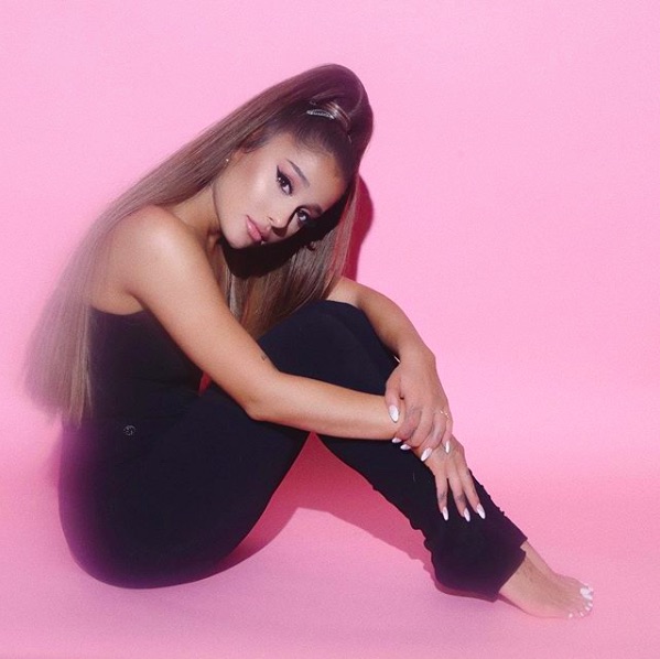 約2年ぶりにマンチェスターを訪れたアリアナ・グランデ（画像は『Ariana Grande　2019年8月25日付Instagram「on our way to manchester pride.」』のスクリーンショット）