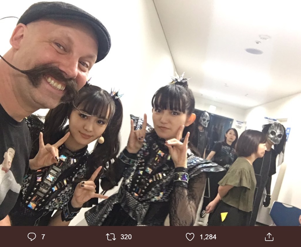 ダン・パーマーとMOAMETAL、SU-METAL（画像は『Dan Palmer　2019年8月18日付Twitter「I got to meet ＠BABYMETAL_JAPAN last night!」』のスクリーンショット）