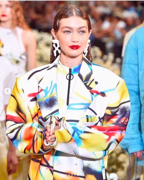 盗難被害に遭ってしまったジジ・ハディッド（画像は『Gigi Hadid　2019年6月20日付Instagram「closed the ＠off____white men’s show yesterday」』のスクリーンショット）