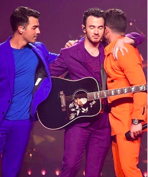ツアー初日マイアミ公演が大盛況だったジョナス・ブラザーズ（画像は『Nick Jonas　2019年8月8日付Instagram「Brothers.」』のスクリーンショット）
