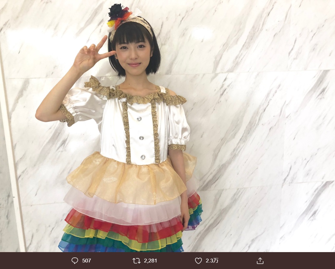 アイドル・黒薔薇純子役の浜辺美波（画像は『浜辺美波　2019年8月15日付Twitter「今夜は「ピュア！～一日アイドル署長の事件簿～」最終夜です！」』のスクリーンショット）