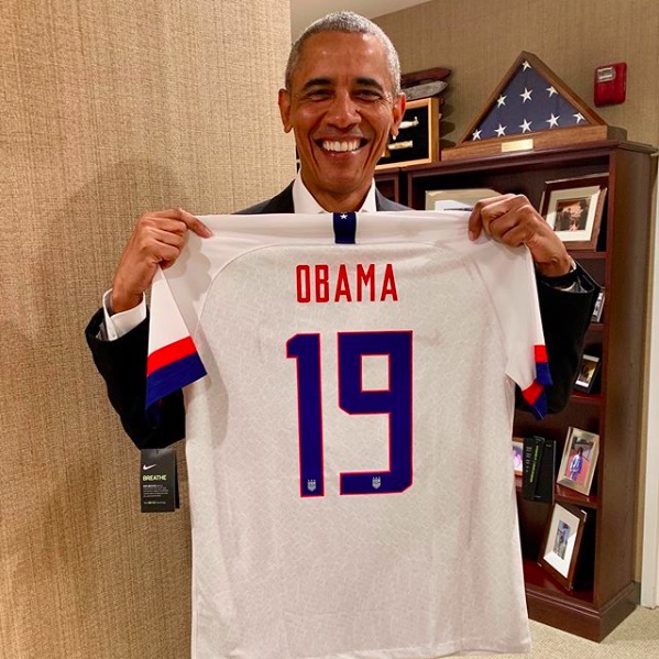 夏のプレイリストを披露したオバマ元大統領（画像は『Brack Obama　2019年7月10日付Instagram「Proud to rep America’s best team!」』のスクリーンショット）