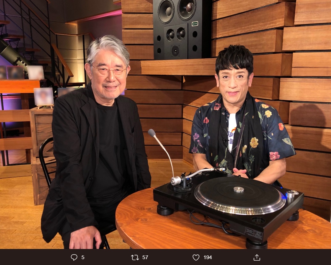 TOKYO MX『ミュージック・モア』でMCを務めるクリス松村（右）、ゲストの松本隆と（画像は『TOKYO MX（9ch）　2019年8月31日付Twitter「このあと夜6:59～『ミュージック・モア』＃松本隆 スペシャル」』のスクリーンショット）