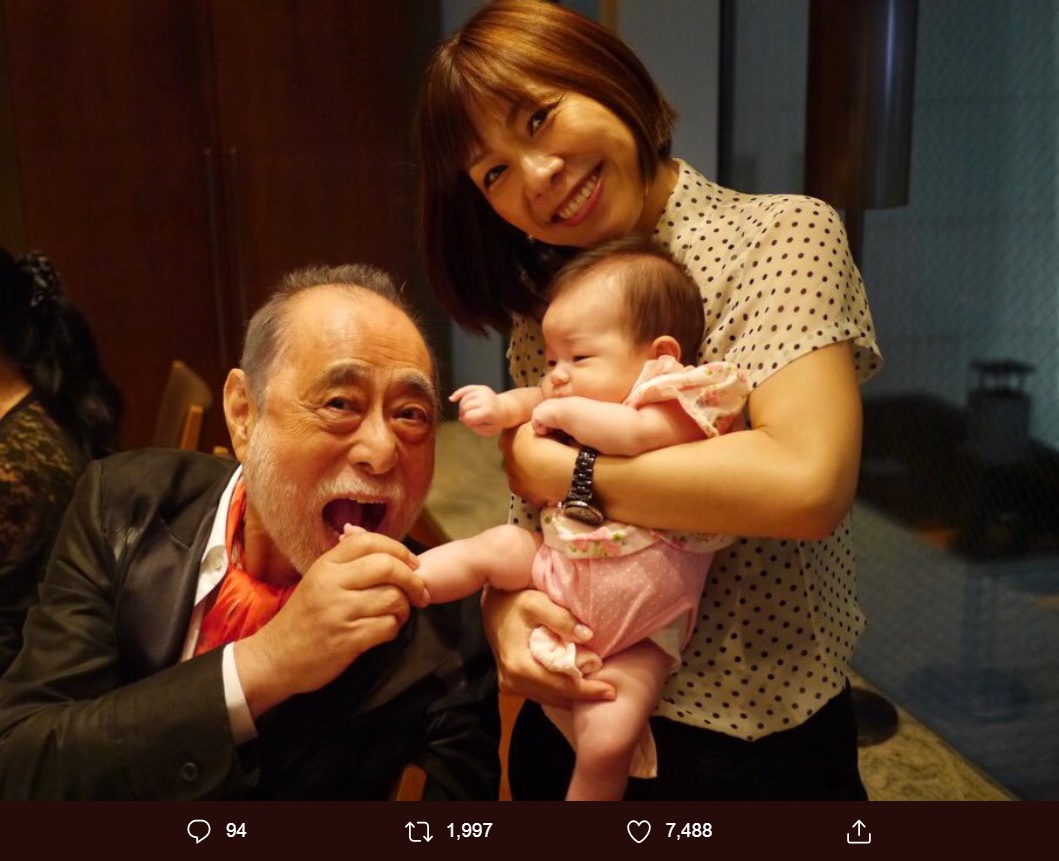 亡くなった津川雅彦さんを偲び牧野アンナが公開した思い出の1枚（画像は『牧野アンナ annamakino　2018年8月8日付Twitter「尊敬して止まない大好きな伯父が亡くなってしまいました。」』のスクリーンショット）
