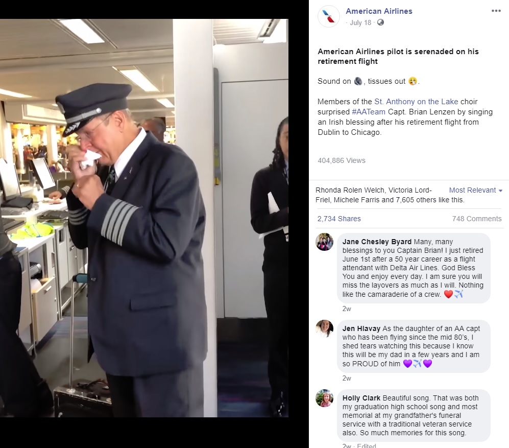 歌のサプライズを受け、涙するパイロット（画像は『American Airlines　2019年7月18日付Facebook「American Airlines pilot is serenaded on his retirement flight」』のスクリーンショット）