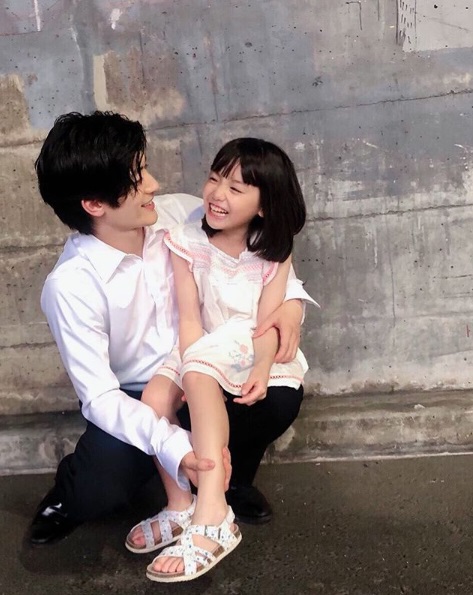 大好評の三浦春馬と稲垣来泉ちゃん（画像は『【公式】火9ドラマ『TWO WEEKS』　2019年8月6日付Instagram「第4話ご視聴ありがとうございました!!」』のスクリーンショット）