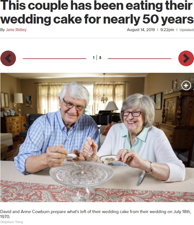 49年前のウエディングケーキを食べる夫婦（画像は『New York Post　2019年8月14日付「This couple has been eating their wedding cake for nearly 50 years」（Stephen Yang）』のスクリーンショット）