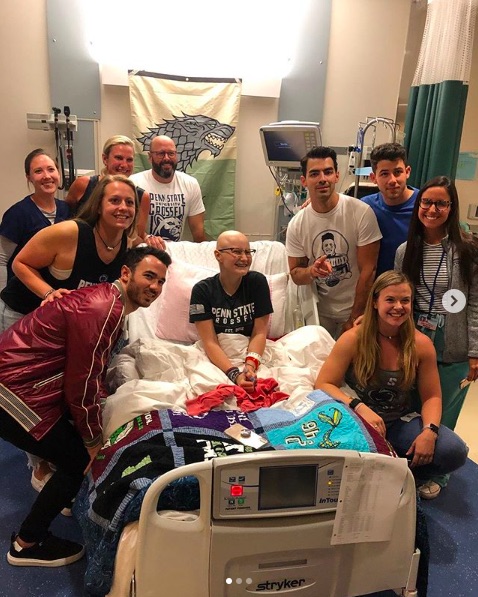ジョナス・ブラザーズら、入院中の少女を囲んで記念撮影も（画像は『Lily Jordan　2019年9月1日付Instagram「Wow. The power of social media you guys.」』のスクリーンショット）