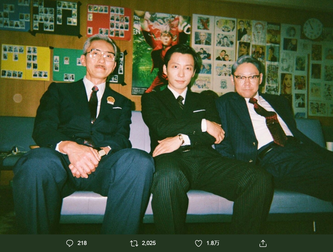 松重豊、星野源、阿部サダヲ（画像は『星野源 Gen Hoshino　2019年9月29日付Twitter「このあと20時からNHK大河ドラマ「いだてん～東京オリムピック噺～」に、星野源が外交評論家・ジャーナリストの平沢和重役として出演します。」』のスクリーンショット）