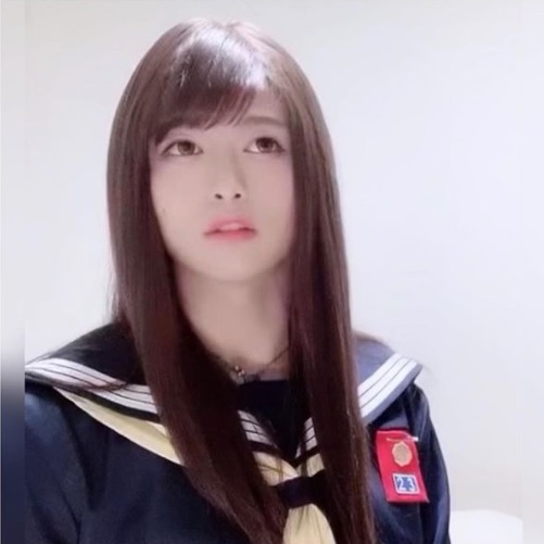 橋本環奈のまねをした泉クリス（画像は『泉クリス　2019年3月20日付Instagram「やっぱり遠くを見てる感じの方が似てるとのこと。」』のスクリーンショット）