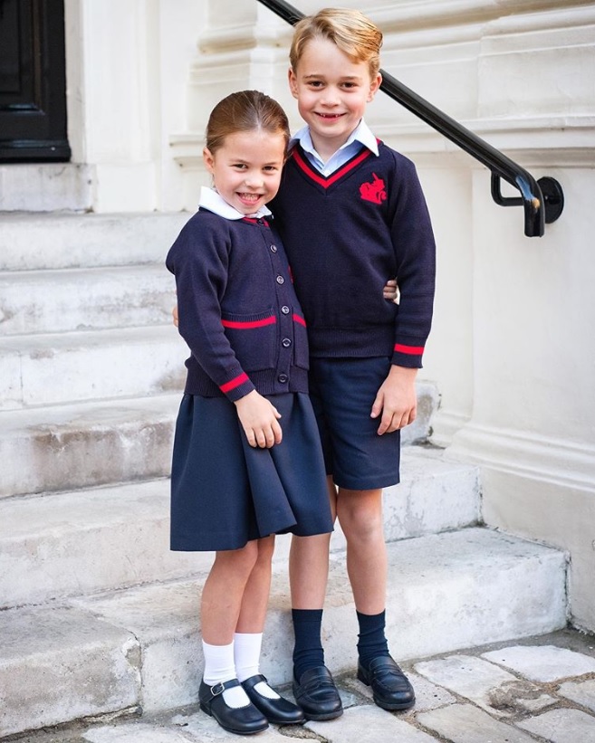 シャーロット王女、初登校の朝に兄ジョージ王子と（画像は『Kensington Palace　2019年9月5日付Instagram「The Duke and Duchess of Cambridge are very pleased to share a photograph of Prince George and Princess Charlotte at Kensington Palace this morning.」』のスクリーンショット）