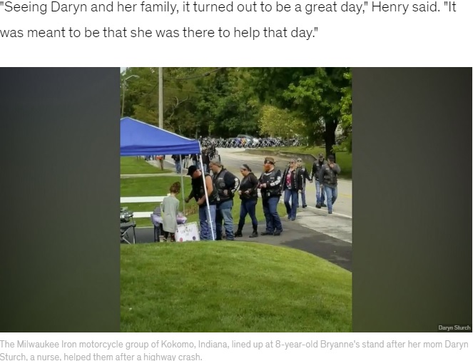 レモネードスタンドに列を作るバイカー（画像は『Good Morning America　2019年9月18日付「Bikers line up at girl’s lemonade stand after mom helps save them during crash」（Daryn Sturch）』のスクリーンショット）