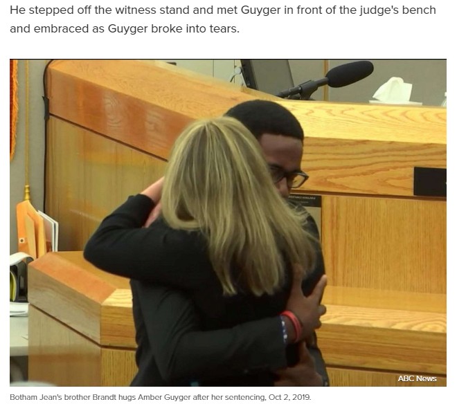 兄を射殺した元警察官の女とハグをかわす弟（画像は『ABC News　2019年10月2日付「Extraordinary act of mercy: Brother of Botham Jean hugs and forgives Amber Guyger after 10-year sentence imposed」』のスクリーンショット）