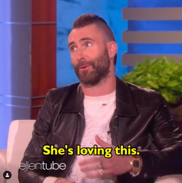 娘達と過ごす日々を語ったアダム（画像は『Ellen DeGeneres　2019年10月6日付Instagram「Tomorrow, ＠AdamLevine catches me up on his daughter, who I named.」』のスクリーンショット）