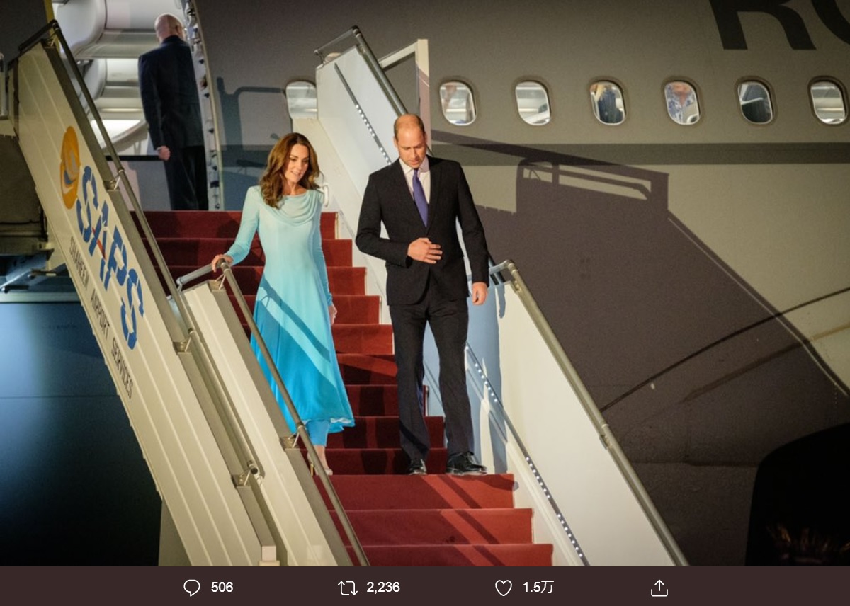 パキスタンの空軍基地に到着したウィリアム王子夫妻（画像は『Kensington Palace　2019年10月14日付Twitter「The Duke and Duchess of Cambridge have arrived in Islamabad at the start of their official visit to Pakistan!」』のスクリーンショット）