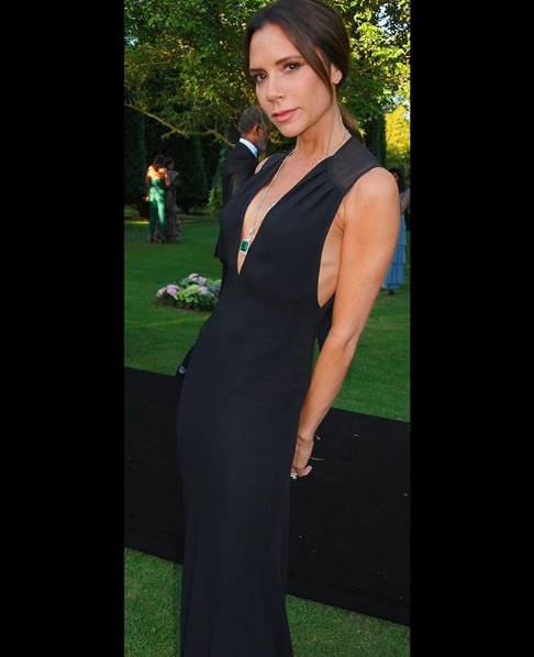 シリコン抜去後のヴィクトリア・ベッカム（画像は『Victoria Beckham　2018年6月28日付Instagram「Amazing night last night!」』のスクリーンショット）