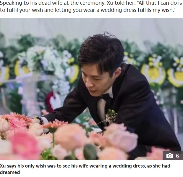 亡くなった婚約者を見つめる男性（画像は『The Sun　2019年10月23日付「ETERNAL LOVE Heartbroken groom, 35, marries his fiancée’s corpse so she can realise her dream of being a bride after cancer death」』のスクリーンショット）