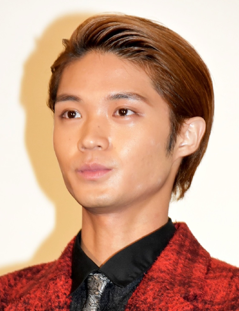 磯村勇斗、メイクすると“剛力彩芽”似に!?