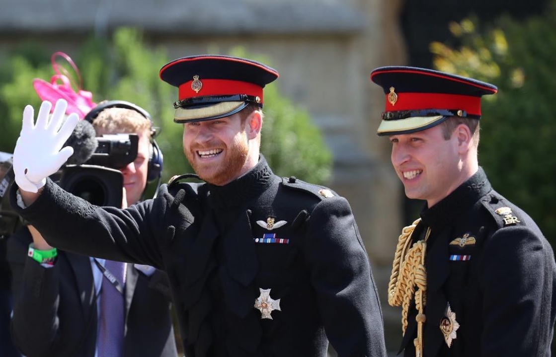 兄弟間の不仲が噂されて久しいヘンリー王子とウィリアム王子（画像は『Kensington Palace　2018年5月19日付Instagram「Prince Harry and his best man The Duke of Cambridge are greeted by public well-wishers as they arrive at St George’s Chapel」』のスクリーンショット）
