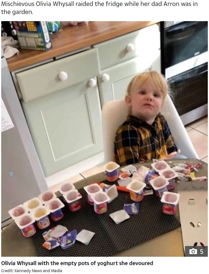 18個ものヨーグルトを10分で平らげてしまった女児（画像は『The Sun　2019年10月18日付「DADDY DAY SCARE ‘Mischievous’ girl, 3, eats 18 yoghurts after dad leaves her alone in kitchen for 10 minutes」（Credit: Kennedy News and Media）』のスクリーンショット）