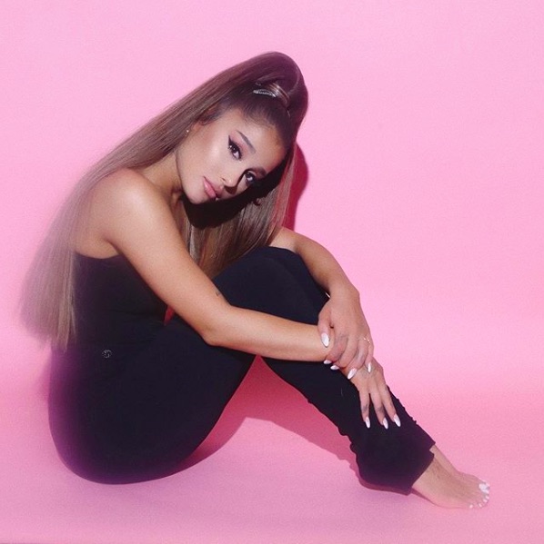 『thank u, next』リリースから早1年、ファンに思いを伝えたアリアナ（画像は『Ariana Grande　2019年8月25日付Instagram「on our way to manchester pride.」』のスクリーンショット）