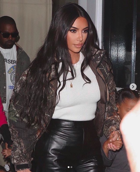 10億円超の損害賠償を求めたキム・カーダシアン（画像は『Kim Kardashian West　2019年10月26日付Instagram「NYC」』のスクリーンショット）
