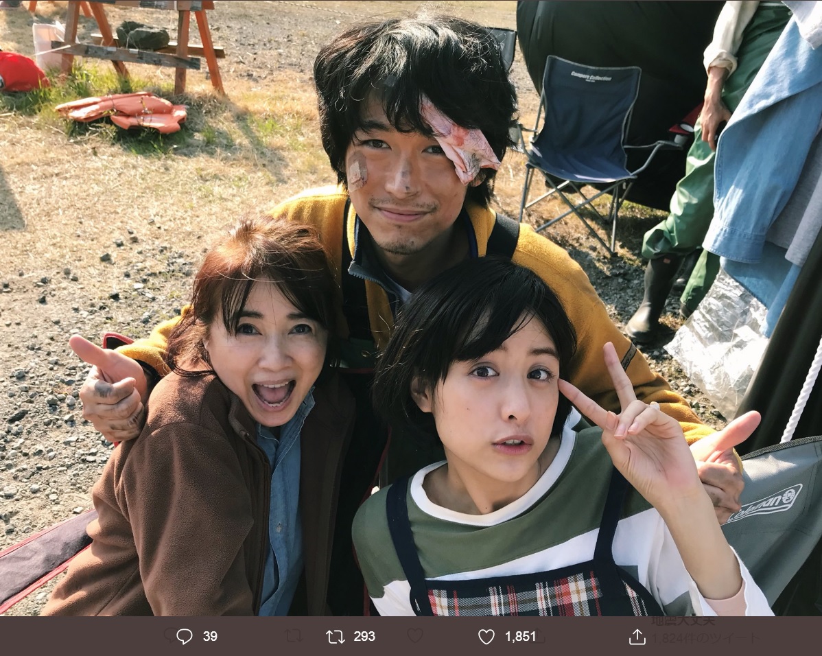 ディーン・フジオカ、風吹ジュン、山本美月（画像は『【公式】月9『シャーロック』（フジテレビ）10月スタート！　2018年4月21日付Twitter「暖＆すみれ＆暖ママの仲良し3ショット」』のスクリーンショット）