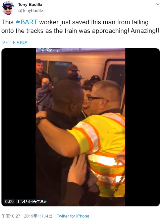 救出された男性とハグするジョンさん（画像は『Tony Badilla　2019年11月4日付Twitter「This ＃BART worker just saved this man from falling onto the tracks as the train was approaching! Amazing!!」』のスクリーンショット）